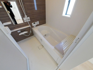 【浴室】 | 甲府市上曽根町 新築全2棟 1号棟 中道北小・笛南中学区 | 1坪タイプの浴室でリラックスバスタイム　（別現場の同仕様・同間取写真）