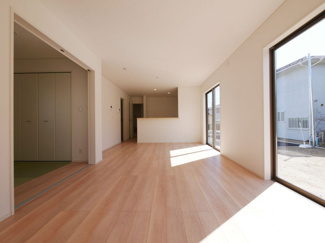 【居間・リビング】 | 甲府市上曽根町 新築全2棟 1号棟 中道北小・笛南中学区 | 開放感のある広々リビングで寛ぎの時間をお過ごしください。（別現場の同仕様・同間取写真）