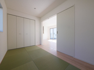 【和室】 | 甲府市上曽根町 新築全2棟 1号棟 中道北小・笛南中学区 | 1階の洋風和室5帖　リビング隣接　（別現場の同仕様・同間取写真）