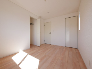 【洋室】 | 甲府市上曽根町 新築全2棟 1号棟 中道北小・笛南中学区 | 2階6帖洋室　（別現場の同仕様・同間取写真）