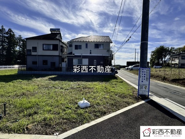 所沢上安松売地の前面道路含む現地写真|区画整理地で誕生した新しい街並みに位置する開放的な角地！整った道路と景観が美しい住宅地で理想の住まいを自由設計で実現できます♪