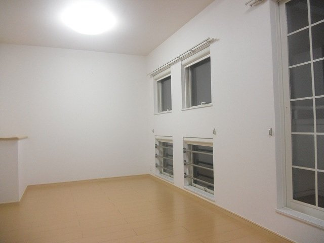 サニーレジデンスの居間・リビング|使いやすい居間です