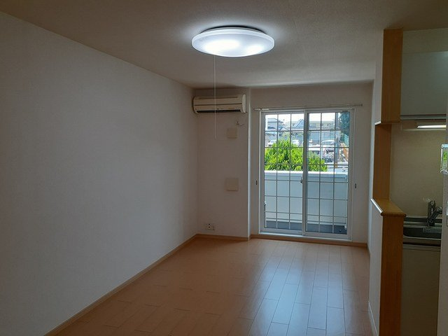 ローズパーク弐番館の居間・リビング|ゆったりとした居間です