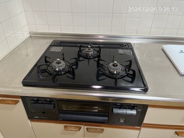 グリーンゲーブルのキッチン|システムキッチン（3口ガスコンロ・グリル付）