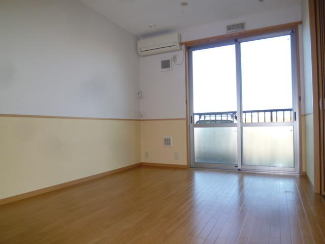 ロジュマンの居間・リビング|腰下クロスの柄は違う場合があります。