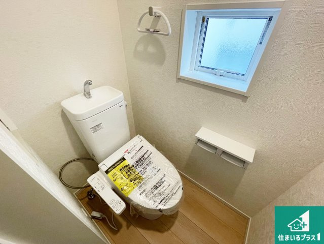 野洲市上屋　第2期　新築一戸建てのトイレ|1・2階の2ヶ所にあるので、朝の忙しい時間の順番待ちもなく、深夜の利用にも大変便利です。