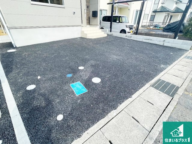 野洲市上屋　第2期　新築一戸建ての駐車場|前面道路広々で車の出し入れも便利です。駐車が苦手な方でも安心して車庫入れできます！