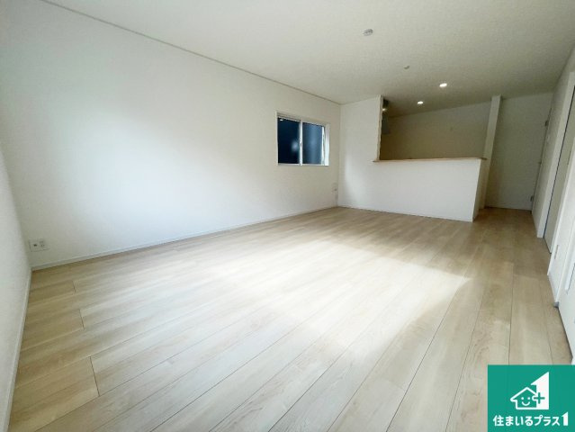 野洲市上屋　第2期　新築一戸建ての居間・リビング|シンプルなリビングは家具次第で雰囲気を変えることができます！