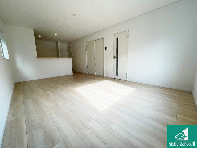 野洲市上屋　第2期　新築一戸建ての居間・リビング|対面キッチンでご家族のコミュニケーションも自然と増える設計！
