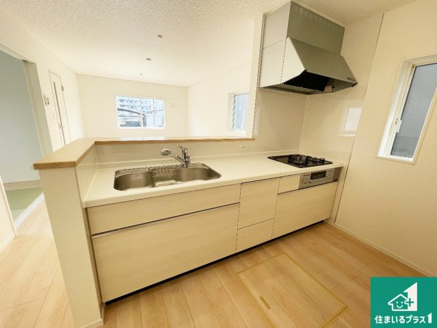 野洲市上屋　第2期　新築一戸建てのキッチン|子供を見守りながらお料理が出来るため家族のコミュニケーションか増えます♪スペースが広く確保されている為お子様が大きくなったときは一緒に料理を楽しめます♪