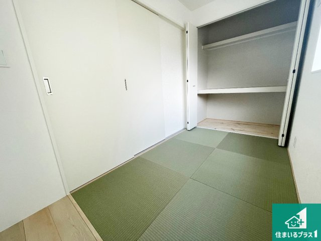 野洲市上屋　第2期　新築一戸建ての和室|一室あると便利な和室は客間としてだけでなく、小さなお子様のプレイルームや食後のくつろぎスペースとしてもご利用いただけます。収納もついていますので大活躍間違いなし！