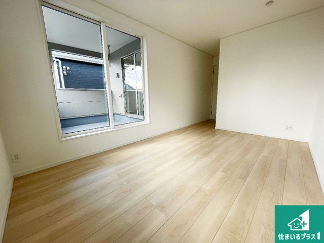 野洲市上屋　第2期　新築一戸建ての洋室|シンプルな洋室は、自分好みのインテリアが楽しめます♪ご家族とインテリアや家具を選びに行くのは新築購入時の醍醐味の一つです。ぜひお楽しみください♪