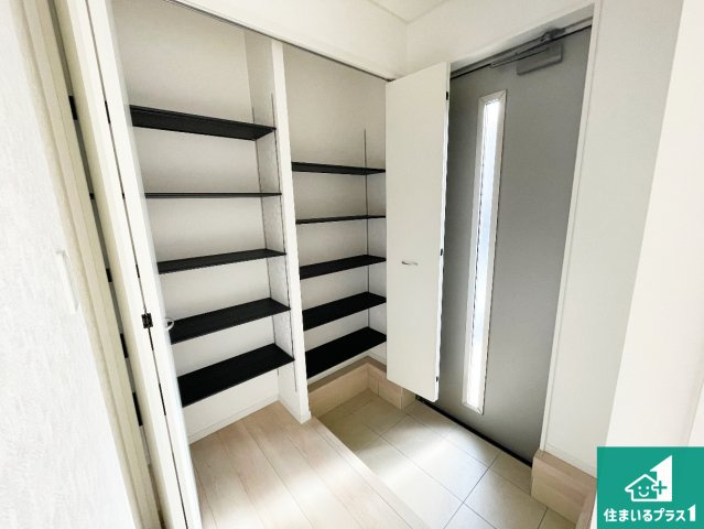 野洲市上屋　第2期　新築一戸建ての玄関|シューズボックスにはたくさんの靴が収納できるので玄関周りはいつもスッキリ！ご家族が増えても安心！