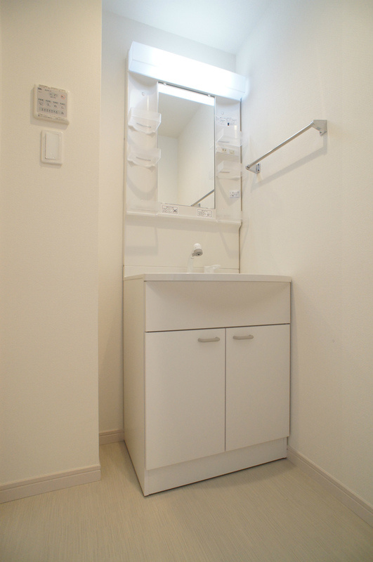 リブリ・フェリーチェメンテの洗面所|明るい洗面所です