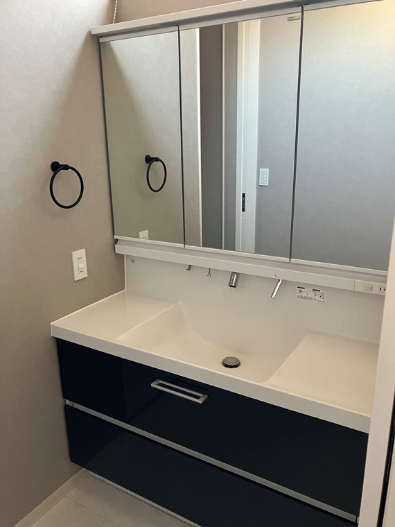 鴨川戸建の洗面所|スペースが確保できる洗面所です