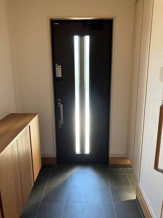 鴨川戸建の玄関|明るい玄関です