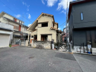 【前面道路含む現地写真】 | 上　新築一戸建 | ＬＤＫ約１７帖！２面採光の明るくゆとりのあるリビングは家族が自然に集まる空間になりますね♪リビングに収納があるので、家族の思い出も大切にしまっておけますね！