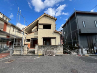 【前面道路含む現地写真】 | 上　新築一戸建 | 対面式を採用したキッチンですので、リビングで寛ぐご家族をいつも感じられます！会話を楽しみながら家事ができますね♪