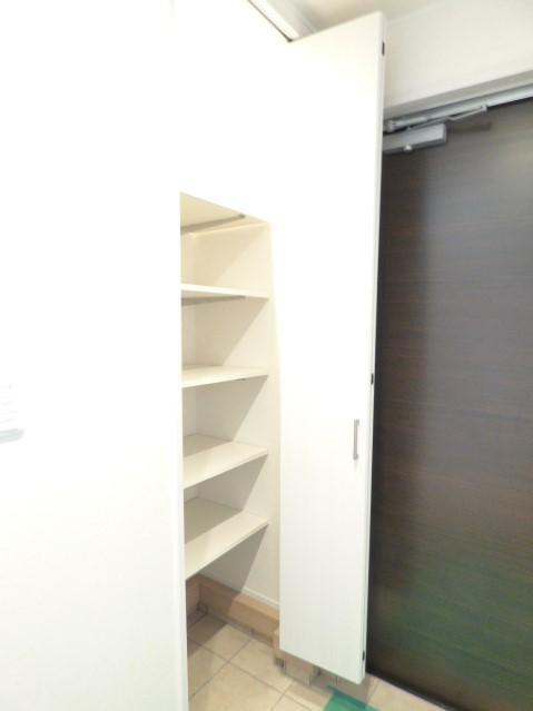 メゾン・クロシェット D棟の玄関