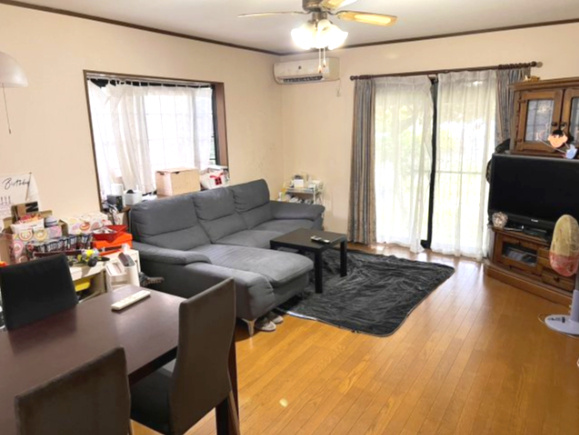 蓮田市中古戸建、広々したお庭♪の居間・リビング