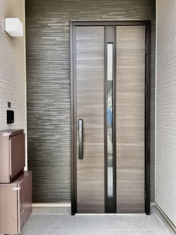 吉川市大字吉川の一棟アパートのエントランス