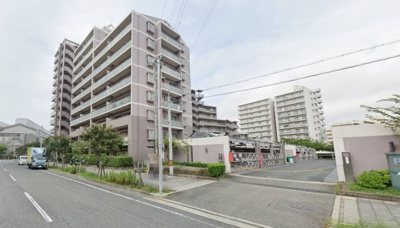 【外観】 | 藤和シティホームズ西宮東町 | 東向きの棟と南西向きの棟がL字型に配置された13階建てのマンション