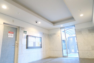 【ロビー】 | 藤和シティホームズ西宮東町 | 御影石貼りのフロア・大理石貼りの壁・折上げ天井のため、高級感のあるエントランスホール