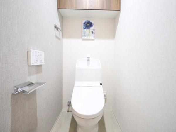 【トイレ】 | 【浴室】トイレ内手洗い併設の、白を基調としたトイレ！