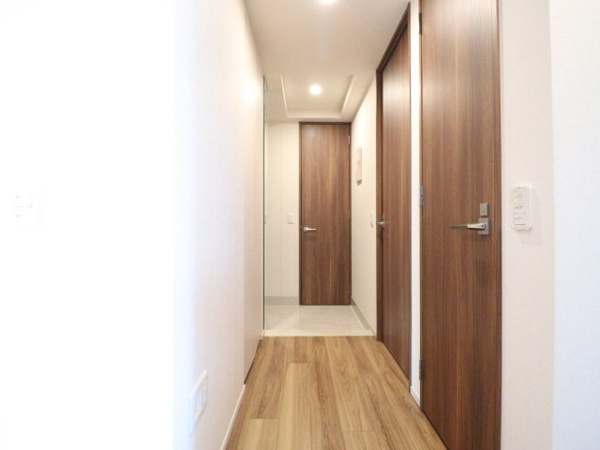 【玄関】 | 【玄関・廊下】ブラウンを基調とした廊下の奥には納戸併設！玄関にはSIC併設！