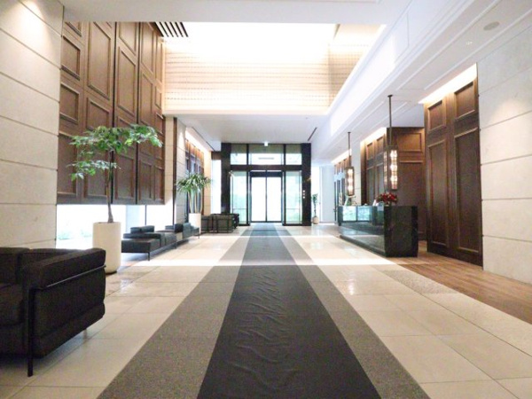 【エントランス】 | 【エントランスホール】格子窓をモチーフにした光壁の煌めき。床は、通りと筋に見立てたグリットデザイン！