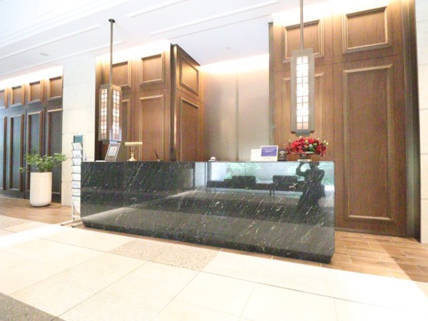 【エントランス】 | 【エントランスホール】丁寧なサービスで住まう人の暮らしを支えるコンシェルジュカウンターがございます！