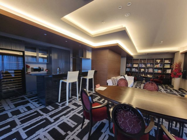 【ロビー】 | 【ビューラウンジ】パーティーでも活躍するキッチンカウンターや、ベンダーコーナーもございます！