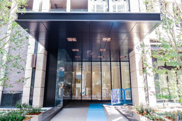  | 【エントランスアプローチ】レジデンス玄関口にふさわしい、堂々とした門構え！大きな庇が印象的です！