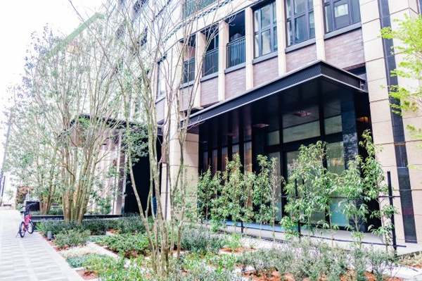  | 【エントランス外観】街並みのつながりを意識した邸宅の門構え。緑あふれるエントランスです。