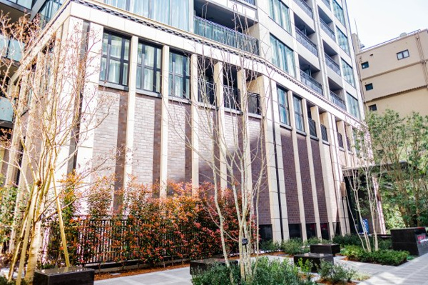 【周辺】 | 【プレイロット】街の景観によくなじむ、近代建築の風合い。どなたでも腰掛けられるベンチがございます！