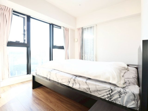 【洋室】 | 【洋室（約8.0帖）】南向きのハイサッシに面する洋室！陽当たり◎