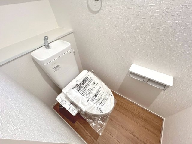 ファーストタウン　一宮市下沼町3丁目第1　全1区画分譲の独立洗面台|ミラー扉の内側がすべて収納スペースになっています。リフトアップシャワーを採用し両手が自由に使えます。