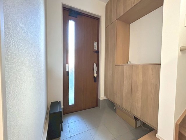 ファーストタウン　一宮市第1下沼町　全1区画分譲の玄関|大容量のシューズ収納付きで玄関周りもすっきり！玄関ドアからの光が玄関ホールを明るくしてくれます。
