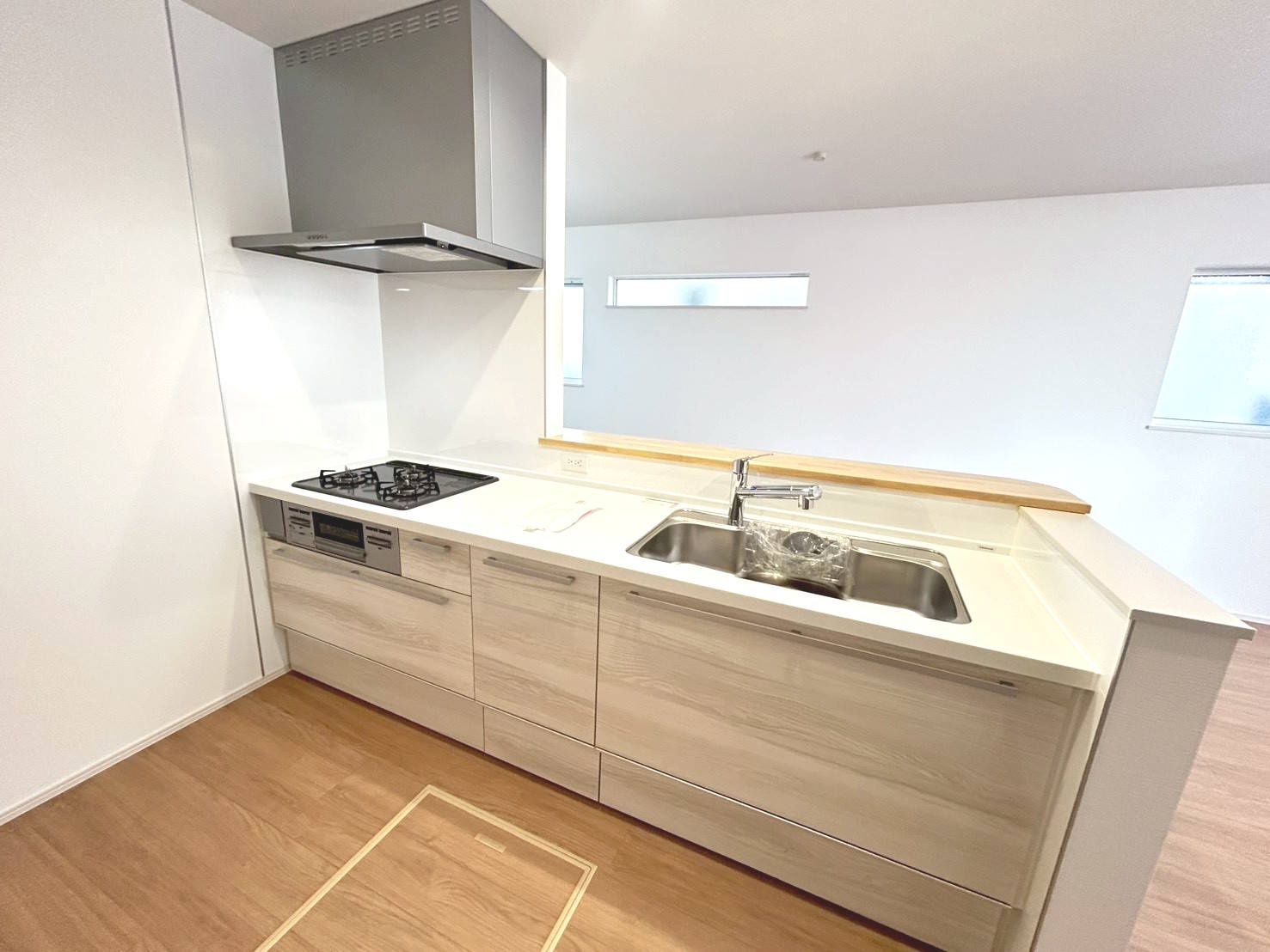 ファーストタウン　一宮市下沼町3丁目第1　全1区画分譲の居間・リビング|フローリング材は床材に受ける様々な傷や、温度・湿度変化によるクラックの発生を大幅に抑える特殊加工。