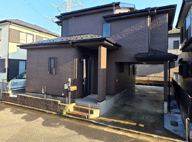 中古戸建　入間市久保稲荷の外観|便利なビルトインガレージ！２台駐車可能♪前面道路6ｍで車庫入れスムーズ！