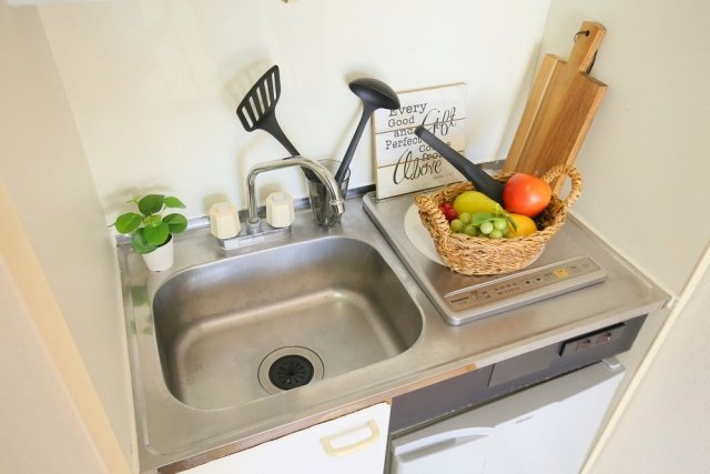 レッドフラッツ成城のキッチン|1口IHコンロ※画像はイメージです（家具や小物は設備ではありません）