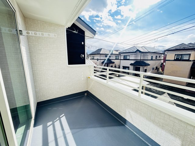 新築　高崎市石原町　Heatful　Town　1号棟のバルコニー|現地写真　インナーバルコニーで少しの雨なら濡れずにすみます。天気が怪しいけど…という悩みも解消ですね!									

