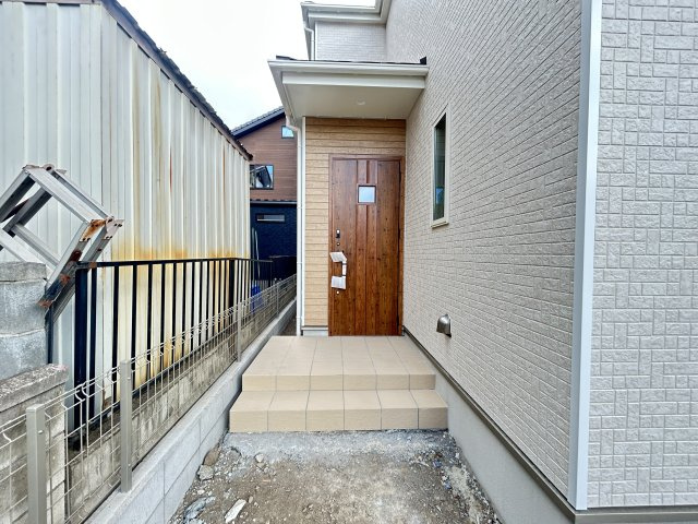 新築　高崎市石原町　Heatful　Town　1号棟の玄関|現地写真　ポストと一体型のTVモニターホンでセキュリティ安心！
