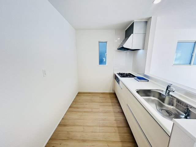 新築　高崎市石原町　Heatful　Town　1号棟のキッチン|現地写真　間口2550ｍｍで作業スペースも広々！換気扇も汚れが付きにくくお掃除がし易い設計です。
