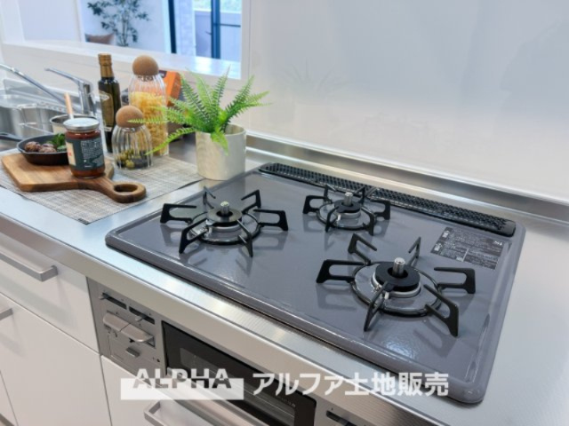 ライオンズガーデン河辺リバーサイドのキッチン|【Gas range】
◆ガスレンジ◆ホーローレンジは丈夫で汚れにくく、お料理の後もさっと拭くだけで清潔。毎日の家事をラクにし、ご家族の笑顔を支える嬉しい設備です。
