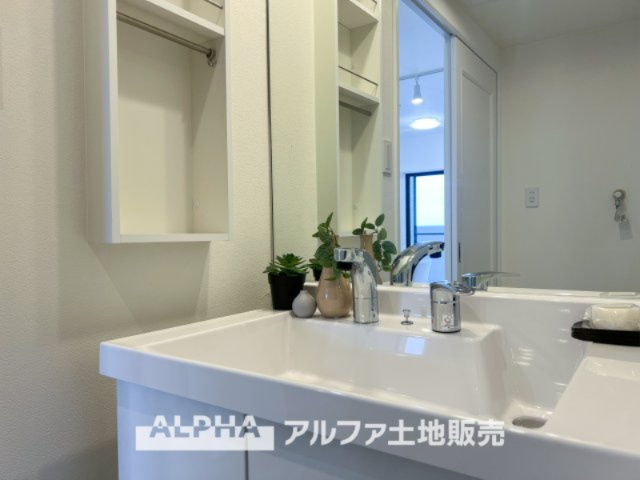 ライオンズガーデン河辺リバーサイドの独立洗面台|【Wash basin】
◆洗面台◆人工大理石TOPの洗面ボウルサイドはゆったりとしたスペースが設けられ、フレグランスなどを置いたりするのに便利なパ洗面化粧台。