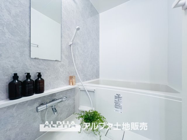 ライオンズガーデン河辺リバーサイドの浴室|【Bathroom】
◆浴室換気乾燥機付きUB◆雨に日でも洗濯物が乾かせ、同時に室内を乾燥させる為、カビ、汚れの発生を抑えます。暖房機機能があり冬場は入浴前に暖め可能でとても重宝します。