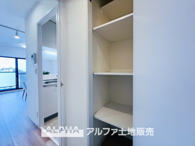 ライオンズガーデン河辺リバーサイドの収納|【Family closet】
◆ファミリー・クロゼット◆多数ある収納のひとつ。廊下中央に配置されたクロゼットは家族共有の場所。色々なモノ、本や季節物、掃除用具などしまう物を選びません。