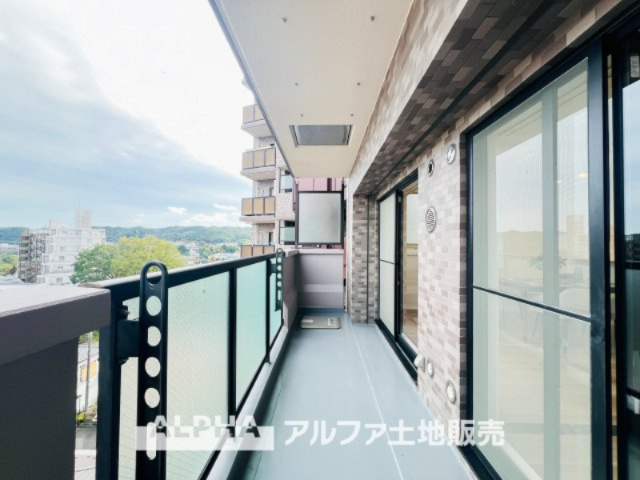 ライオンズガーデン河辺リバーサイドのバルコニー|【balcony】
◆ルーフバルコニー◆煌めく君とバルコニーから望むと夜空のスクリーンを見ながら話す時間が好き。この空間は優しくて君とまた恋に落ちてしまいそうだ