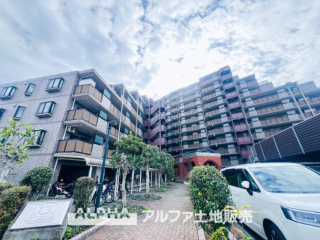 ライオンズガーデン河辺リバーサイドの外観|【Welcome】
◆ウェルカム◆帰路に着くとそこには「ライオンズガーデン河辺リバーサイド」のエントランス。意匠性高くさり気なく気品ですら感じられる。これが「ライオンズ」のpride